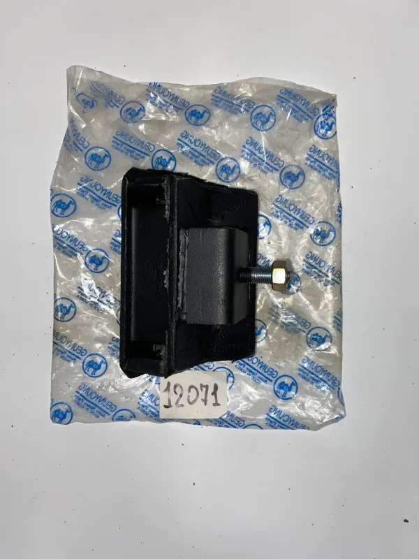 Подушка двигателя задняя D6DA19
